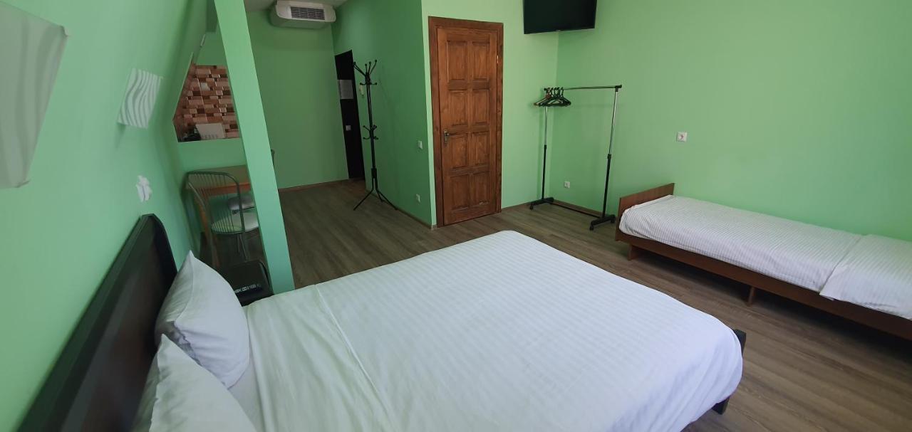 Luxor Inn & Suites Chernivtsi Bagian luar foto