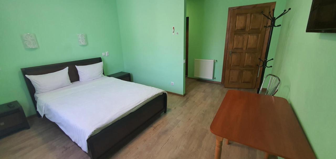 Luxor Inn & Suites Chernivtsi Bagian luar foto