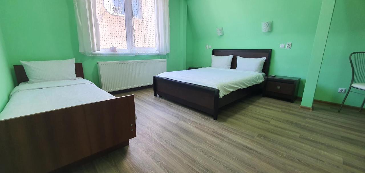 Luxor Inn & Suites Chernivtsi Bagian luar foto