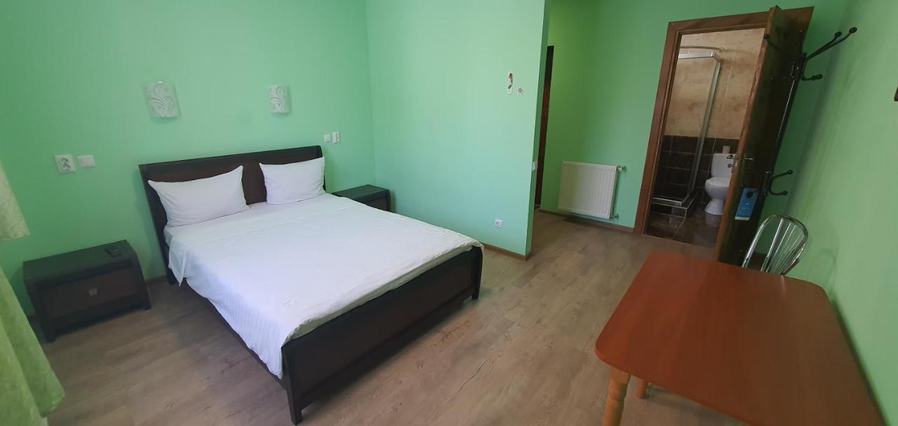 Luxor Inn & Suites Chernivtsi Bagian luar foto