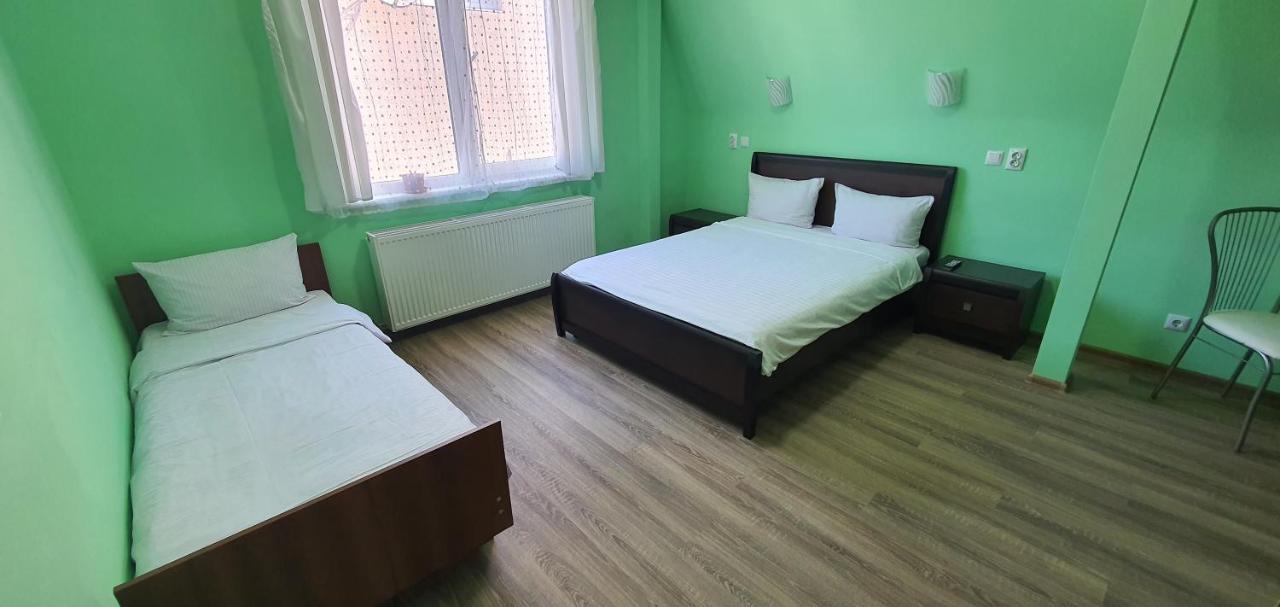 Luxor Inn & Suites Chernivtsi Bagian luar foto