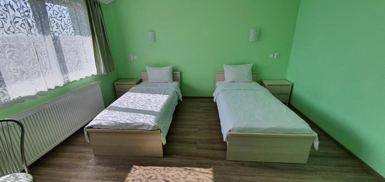 Luxor Inn & Suites Chernivtsi Bagian luar foto