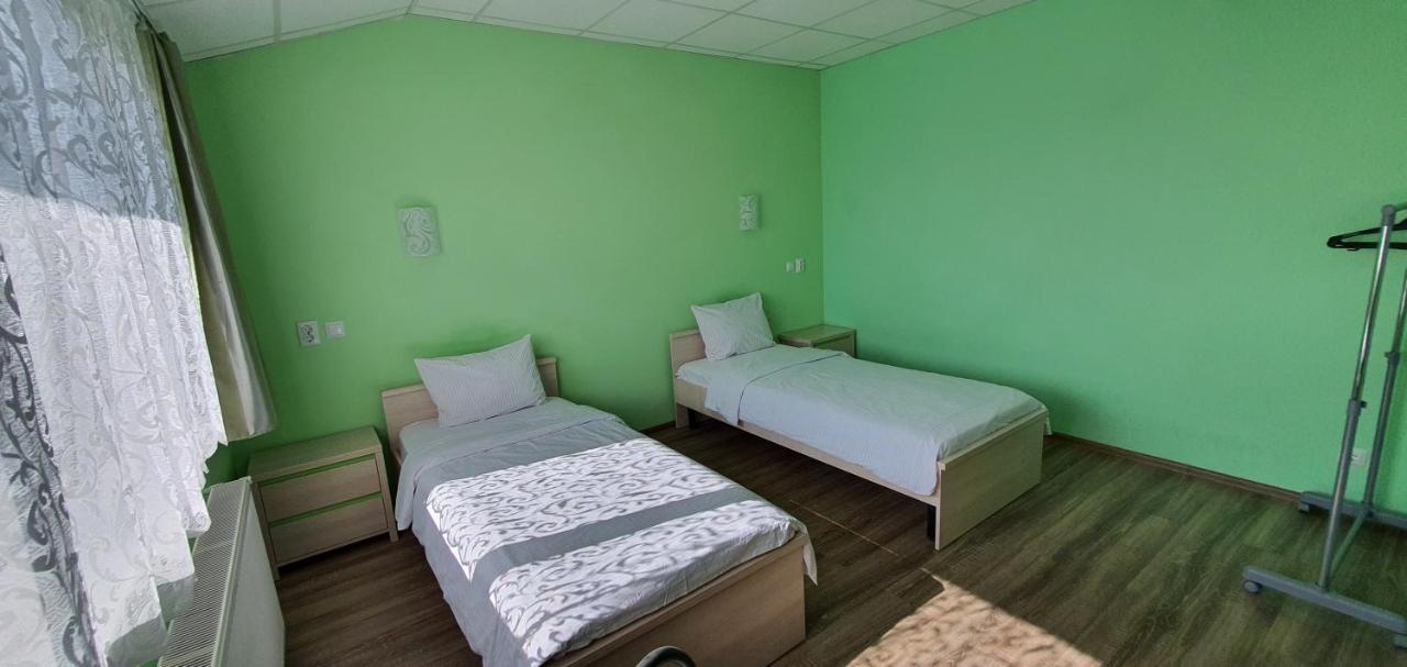 Luxor Inn & Suites Chernivtsi Bagian luar foto